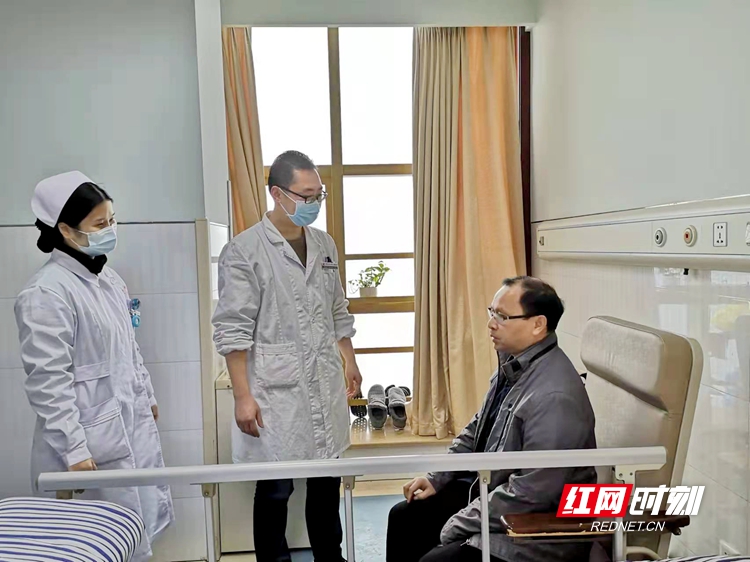 春節期間，陳成和同事堅守崗位，查看病房。_副本.jpg