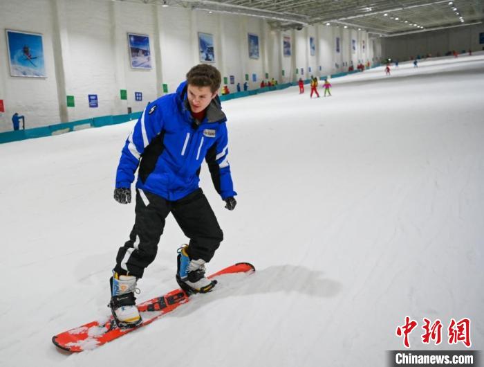 Akmal體驗(yàn)單板滑雪 潘聰聰 攝