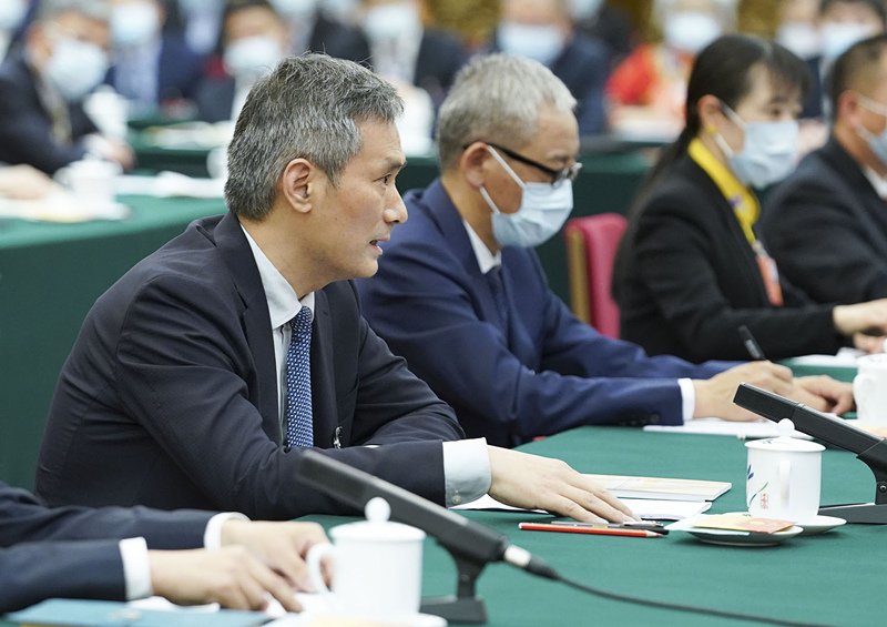 2020年5月24日，全國人大代表羅杰（左一）參加湖北代表團的審議并發言。
