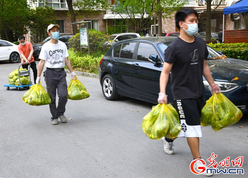 【圖片故事】“守滬者聯盟”丨探訪上海抗疫一線：“你好，我是‘團長’！”