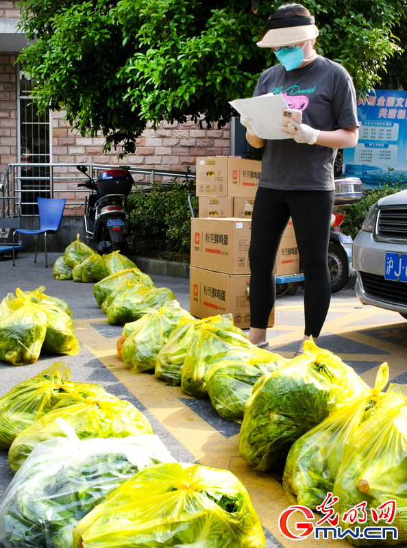 【圖片故事】“守滬者聯盟”丨探訪上海抗疫一線：“你好，我是‘團長’！”