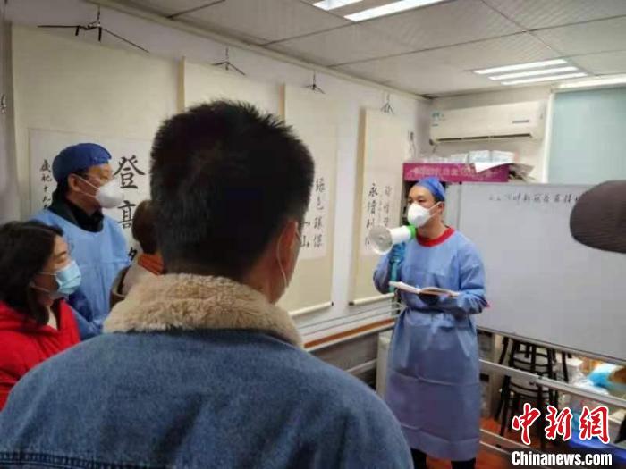 宋鍵在布置小區(qū)的防疫措施 周家渡街道供圖