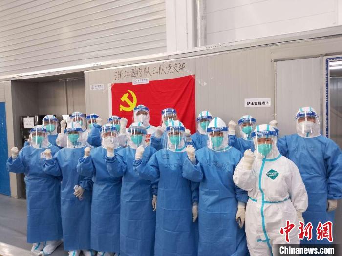 由張茂副院長帶領浙大二院的55名隊員3日奔赴上?？挂?。　朱琳 攝