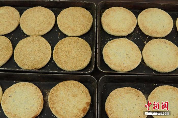 資料圖：新鮮出爐的月餅香氣撲鼻，令人垂涎。王昊陽 攝