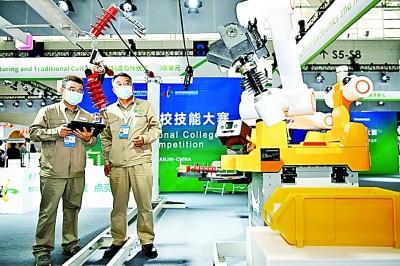 工業和信息化事業發展：邁向“制造強國”“網絡強國”