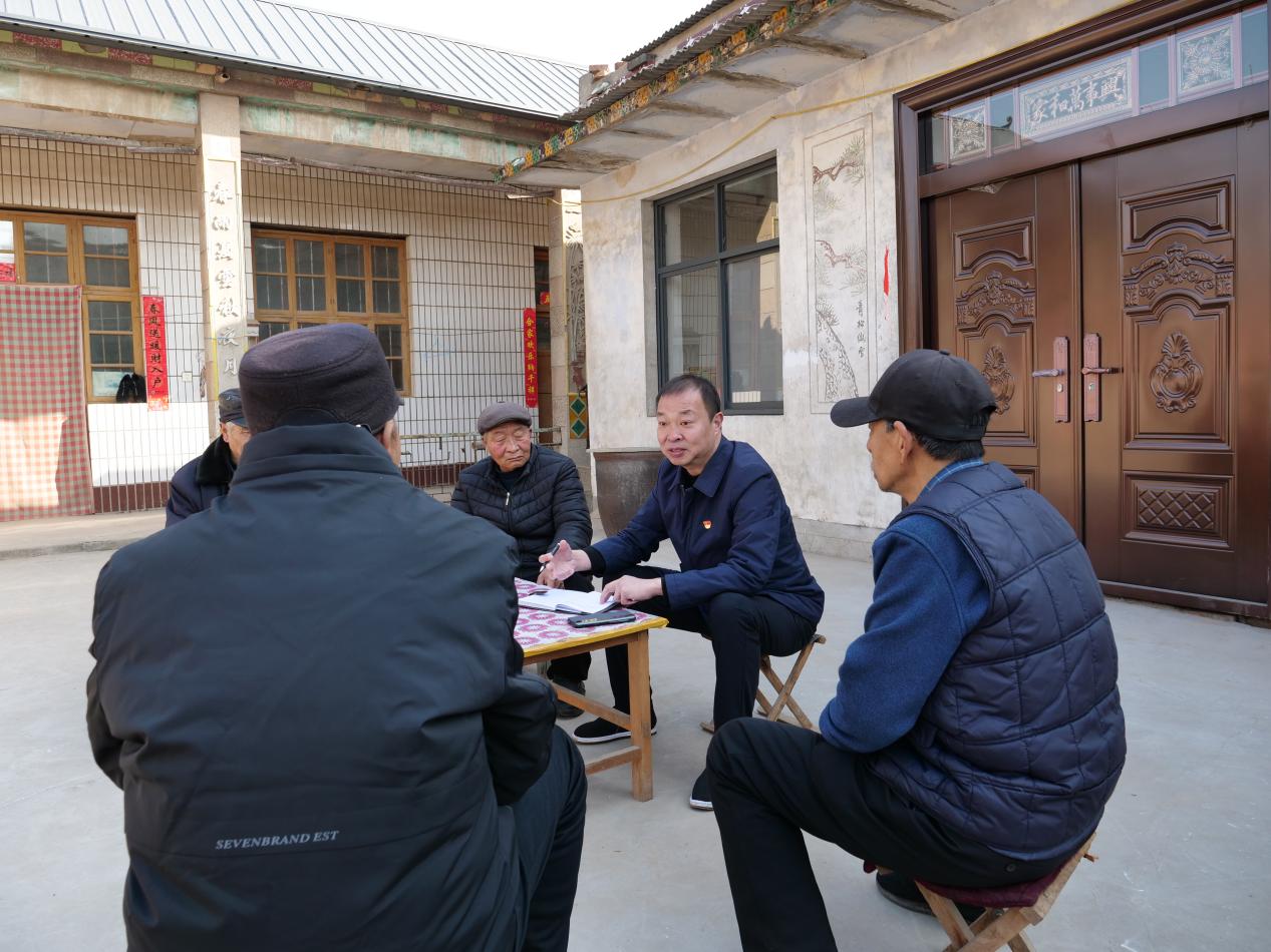2023年全國兩會前夕，全國人大代表、廣平縣后南陽堡村黨支部書記王建廣和村民座談。（受訪者供圖）