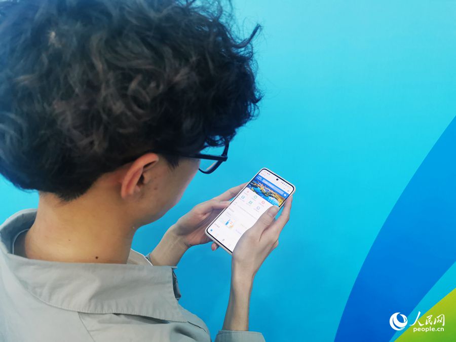觀展者正在體驗“杭好辦”小程序。人民網(wǎng) 葉青卿攝