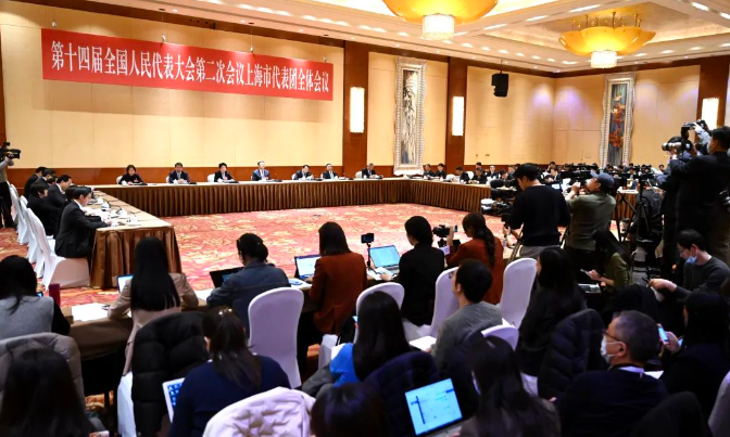 十四屆全國(guó)人大二次會(huì)議上海代表團(tuán)3月6日下午舉行全體會(huì)議，繼續(xù)審議政府工作報(bào)告，并向境內(nèi)外記者開(kāi)放。上海人大供圖