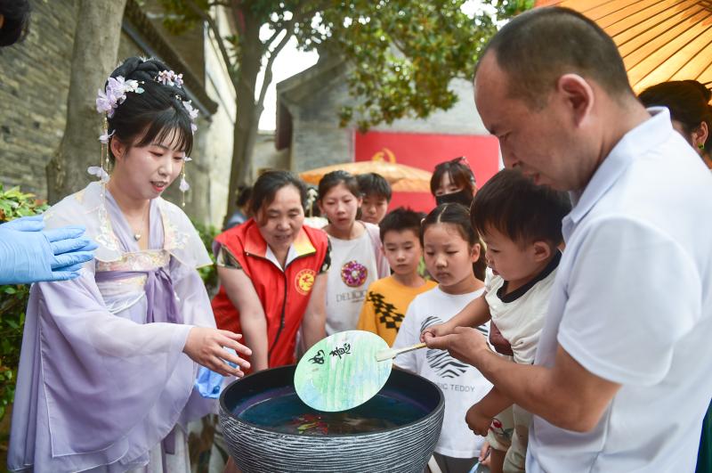 【網絡中國節】新中式、周邊游、非遺市集，“端午經濟”熱氣騰騰！