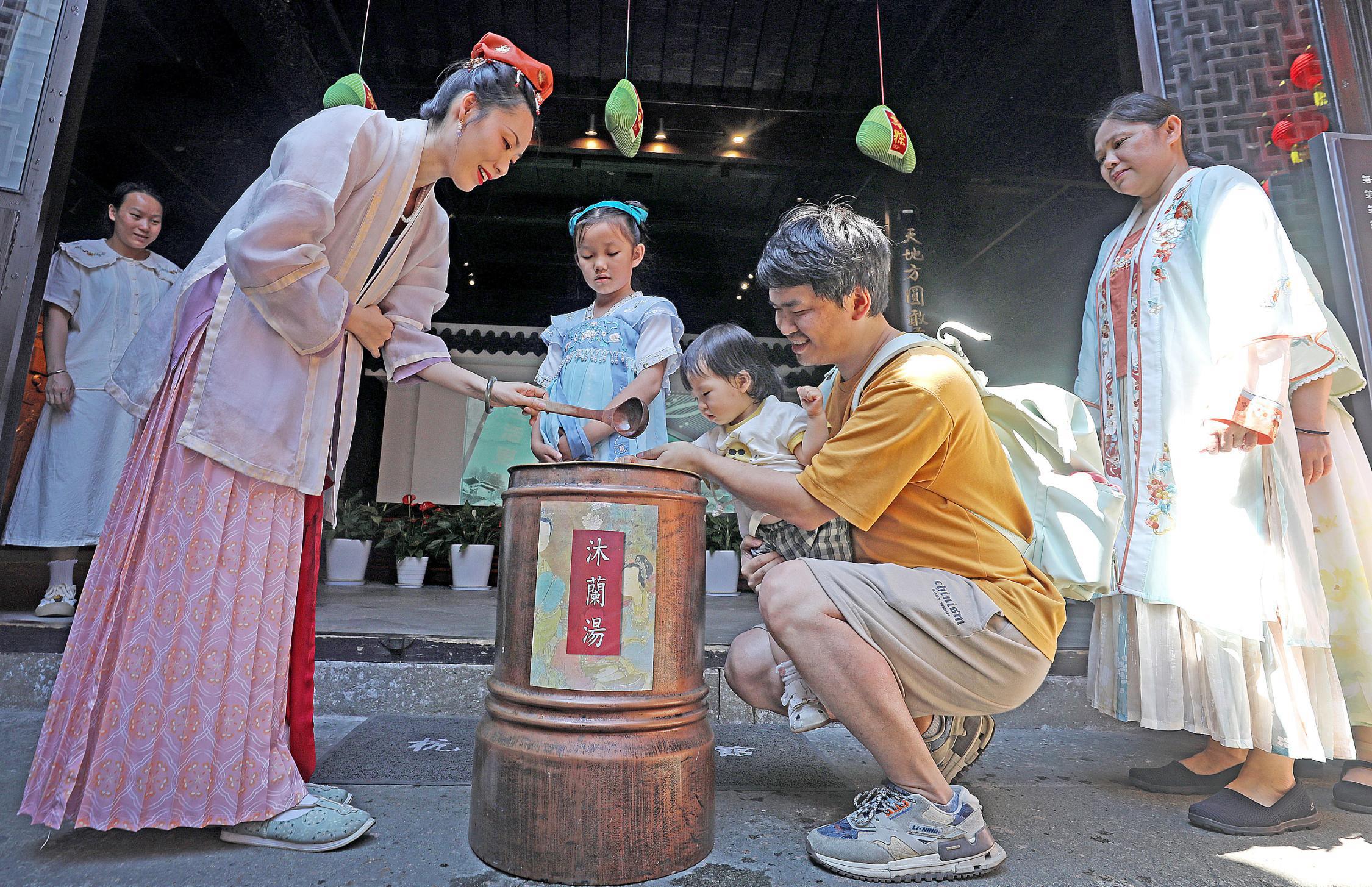 杭州方志館復(fù)原“南宋版”端午習(xí)俗。（圖片來(lái)源：視覺(jué)中國(guó)）
